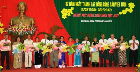 Chủ tịch UBND tỉnh- Nguyễn Văn Quang trao huy hiệu Đảng đợt 3/2 cho các đồng chí cao niên tuổi Đảng.