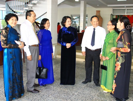 Phó Chủ tịch nước Đặng Thị Ngọc Thịnh trò chuyện với các đại biểu tham dự buổi họp mặt.  