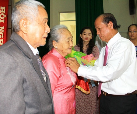 Phó Bí thư Thường trực Tỉnh ủy- Trương Văn Sáu trao huy hiệu Đảng đợt 3/2 cho các đồng chí cao niên tuổi Đảng. 