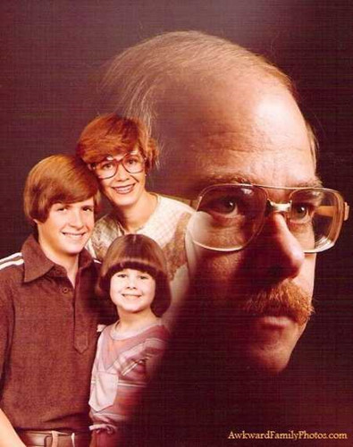 Bố của những đứa trẻ trong hình không thể dành thời gian để về nhà chụp bức ảnh gia đình nên các con ông đã có một ý tưởng cực kỳ độc đáo khi ghép khuôn mặt nghiêm nghị nhìn nghiêng của ông vào bức hình.