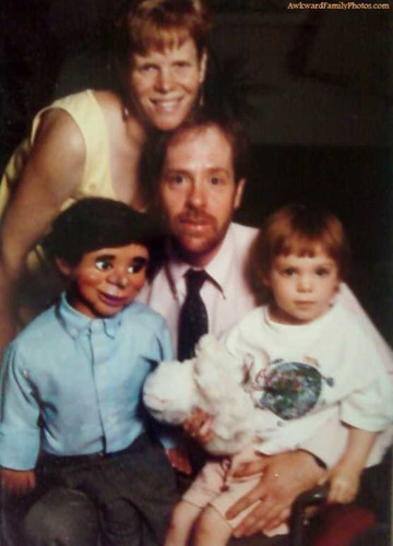 Bạn có nhận ra điều gì khác lạ trong bức ảnh gia đình này? Đúng rồi, đó chính là một con búp bê đồ chơi. Tuy nhiên, có vẻ như điều này khiến người khác cảm thấy có chút lạ lẫm và sởn gai ốc khi nhìn vào bức ảnh.