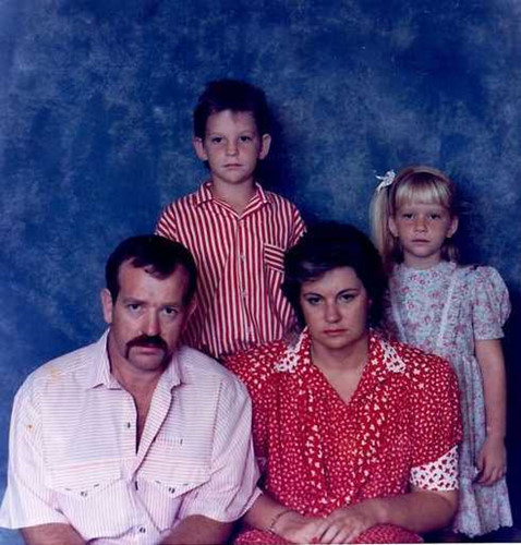 Chuyện gì đã xảy ra với gia đình này khi có vẻ như không ai muốn mỉm cười trong bức ảnh gia đình?