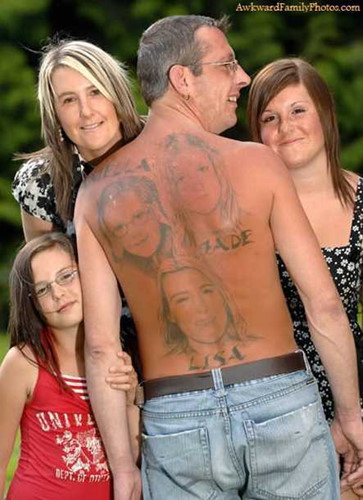 Một bức ảnh gia đình ấn tượng khi có thêm những hình xăm độc đáo của ông bố.