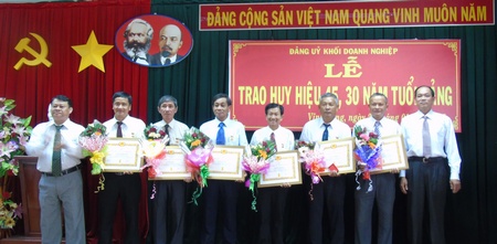 Các đảng viên nhận Huy hiệu Đảng 30 năm.