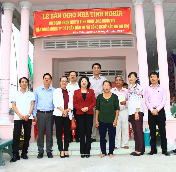 Đồng chí Đặng Thị Ngọc Thịnh- Ủy viên BCH Trung ương Đảng, Phó Chủ tịch nước trao nhà tình nghĩa cho gia đình chính sách tại xã Hòa Hiệp (Tam Bình).