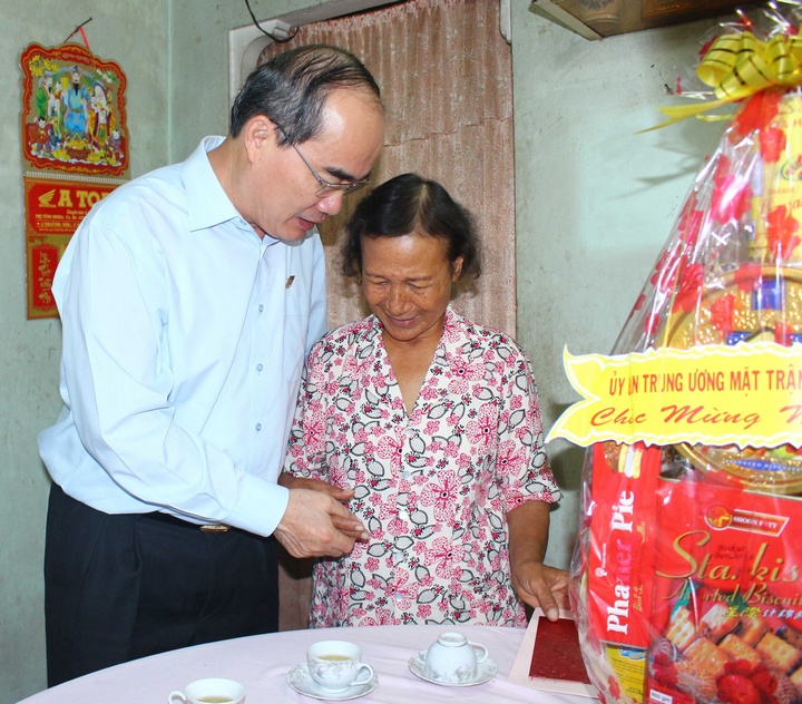 Đồng chí Nguyễn Thiện Nhân- Ủy viên Bộ Chính trị, Chủ tịch Ủy ban Trung ương MTTQ Việt Nam thăm, tặng quà tết hộ nghèo tại xã Long Phước (Long Hồ).