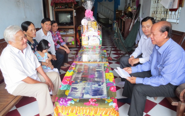 Đồng chí Trương Văn Sáu- Phó Bí thư Thường trực Tỉnh ủy, Chủ tịch HĐND tỉnh,  thăm, tặng quà tết các đồng chí nguyên là lãnh đạo của tỉnh và tặng quà cho hộ gia đình chính sách.  