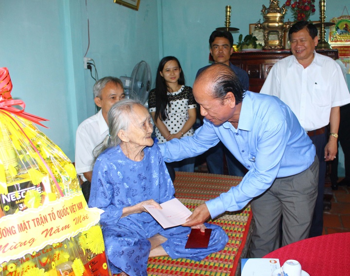Đồng chí Trương Văn Sáu- Phó Bí thư Thường trực Tỉnh ủy, Chủ tịch HĐND tỉnh,  thăm, tặng quà tết các đồng chí nguyên là lãnh đạo của tỉnh và tặng quà cho hộ gia đình chính sách.  