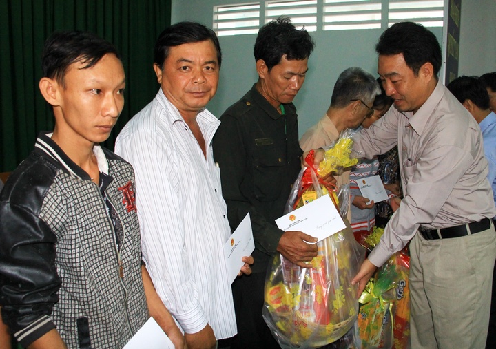 Đồng chí Lữ Quang Ngời- Phó Chủ tịch UBND tỉnh tặng quà tết cho hộ gia đình chính sách.