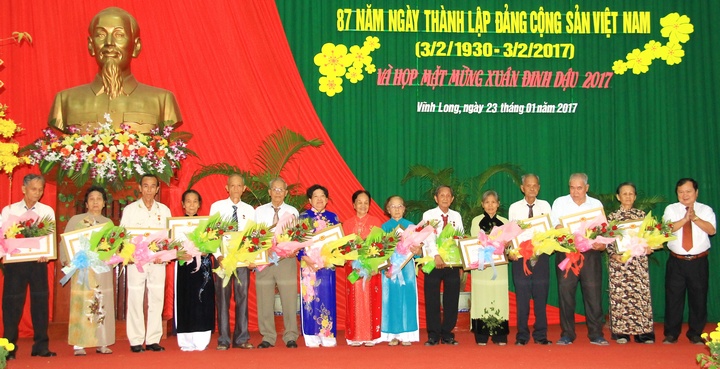 Kỷ niệm ngày thành lập Đảng và mừng Xuân Đinh Dậu 2017, nhiều đồng chí cao niên tuổi Đảng cũng nhận phần thưởng vinh dự là được  tặng Huy hiệu Đảng đợt 3/2.  