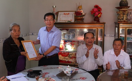 Lãnh đạo huyện Trà Ôn trao nhà tình nghĩa, thăm chúc tết, tặng quà gia đình chính sách tại xã NTM Tích Thiện.