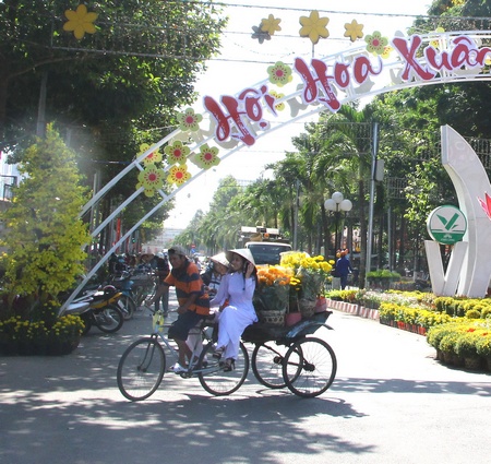 Cổng chợ hoa xuân TP Vĩnh Long- điểm nhấn thêm duyên cho thành phố.