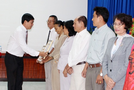 Chủ tịch  UBND TP- Nguyễn Trung Kiên trao Huy hiệu Đảng cho các đồng chí cao niên tuổi Đảng 