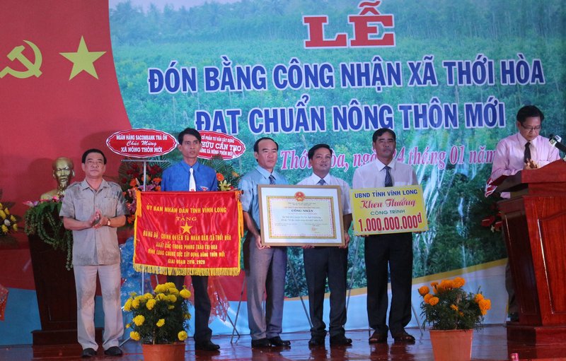 Ông Trần Hoàng Tựu- Phó Chủ tịch UBND tỉnh đến dự lễ, trao bằng công nhận xã NTM và các danh hiệu khen thưởng cho xã Thời Hòa.