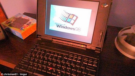 IBM Thinkpad 365XD, được phát hành lần đầu vào năm 1996 với Windows 95 được cài đặt. Chiếc máy tính này có Windows 98.