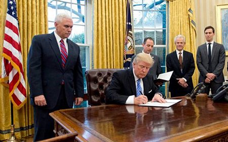 Tổng thống Mỹ Donald Trump ký sắc lệnh hành pháp chính thức rút khỏi Hiệp định đối tác xuyên Thái Bình Dương. (Ảnh: EPA)