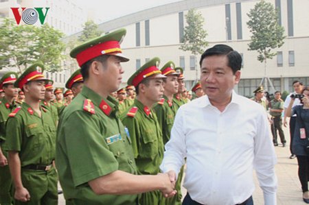 Bí thư Thành ủy Đinh La Thăng thăm, động viên cán bộ chiến sỹ Đội Cảnh sát Hình sự đặc nhiệm hướng Nam vừa thành lập.