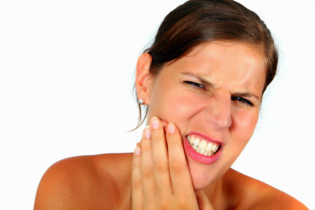 Đau răng do viêm nha chu gây ra: Dùng nước gừng nóng súc miệng thay nước trà, sáng tối một lần. Hoặc có thể cắn miếng gừng tại chỗ đau răng, có thể làm giảm cơn đau.