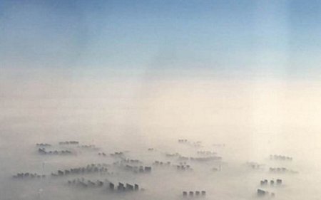 Thủ đô Bắc Kinh chìm trong khói mù, nhìn từ trên không. Ảnh: Twitter.