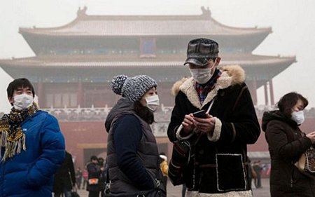 Phải đeo khẩu trang kể cả khi đi bộ ở nội đô Bắc Kinh. Ảnh: Getty.