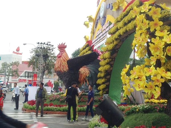 Chú gà trống khổng lồ đang cất tiếng gáy nơi cổng chính trên đường Hòa Bình