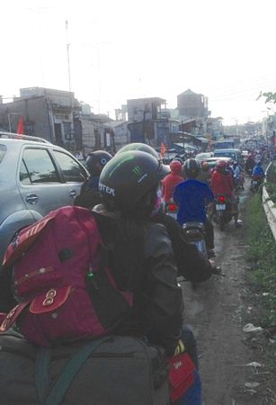  Xe cộ, người dân “chen chúc” về quê ăn tết qua Thị trấn Long Hồ sáng 29 tết