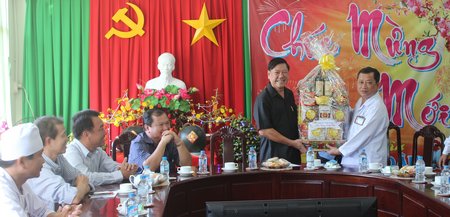 Bí thư Tỉnh ủy- Trần Văn Rón chúc sức khỏe, ghi nhận sự nỗ lực phấn đấu của tập thể bệnh viện tỉnh trong năm mới.