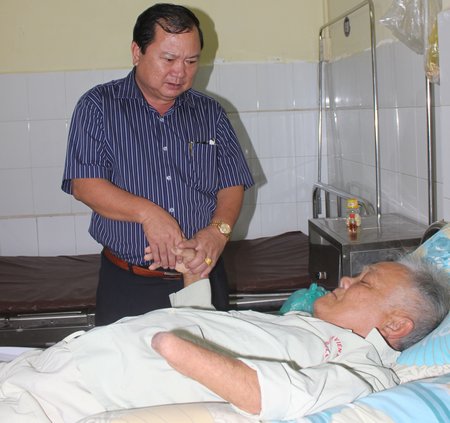 Đi cùng đoàn, Chủ tịch UBND tỉnh- Nguyễn Văn Quang chúc tết, mong bệnh nhân mau khỏe về nhà.