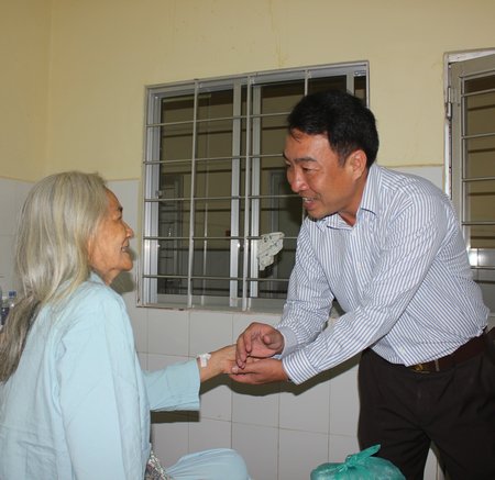  Phó Chủ tịch UBND tỉnh- Lữ Quang Ngời tặng quà, chúc cụ bà mau khỏi bệnh khi năm mới sang.