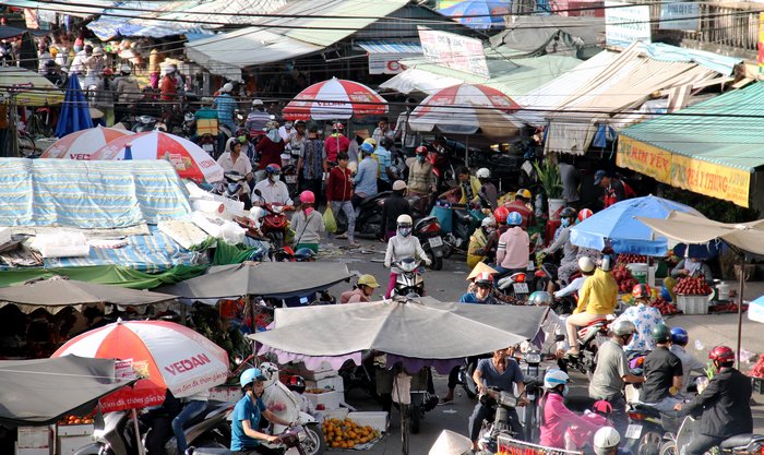 Chợ Vĩnh Long vẫn còn đông đúc vào chiều 30.