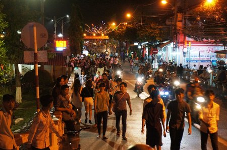 Trên các tuyến đường vào trung tâm TP Vĩnh Long từ 19 giờ đã đông đúc người và xe.