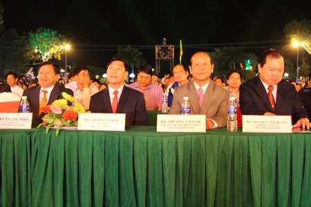  Các đồng chí lãnh đạo Tỉnh ủy, HĐND, UBND, UBMTTQ Việt Nam tỉnh Vĩnh Long, đại diện các ban, ngành và đông đảo người dân đến tham dự chương trình