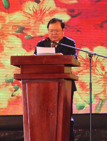 Khoảng 23 giờ 50 phút, ông Nguyễn Văn Quang- Chủ tịch UBND tỉnh Vĩnh Long đọc thư chúc mừng năm mới