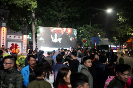 Màn hình LED trình chiếu hình ảnh pháo hoa nghệ thuật được đặt tại khu vực đền Ngọc Sơn. (Ảnh: Doãn Đức/Vietnam+)