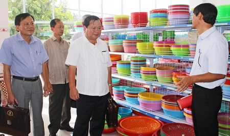 Chủ tịch UBND tỉnh Nguyễn Văn Quang khảo sát thực tế tại Siêu thị hàng nhựa gia dụng Nam Hưng Mekomart. Ảnh: XUÂN TƯƠI