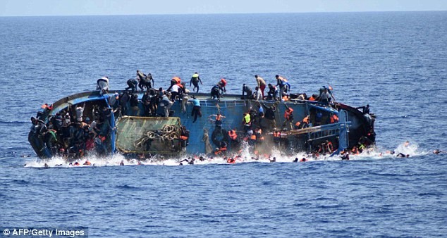Một thuyền chở người di cư Trung Đông bị lật trên biển Địa Trung Hải.