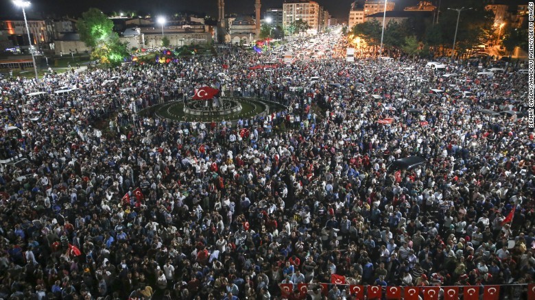 Hàng ngàn người ủng hộ chính phủ đổ ra đường trong cuộc đảo chính bất thành vào tháng 7 - Ảnh: CNN