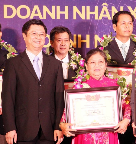 Bà Đặng Thị Hồng đạt danh hiệu “Doanh nhân tiêu biểu khu vực ĐBSCL năm 2016”.