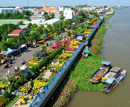 Chợ hoa xuân của đô thị miền sông nước. Ảnh: VINH HIỂN
