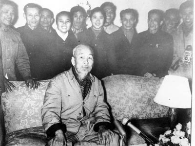 9h45 ngày 6/2/1969, trong phòng khách nhỏ ở Phủ Chủ tịch, Bác Hồ đọc lời chúc mừng năm mới. Đài Tiếng nói Việt Nam đến thu thanh (Ảnh tư liệu)