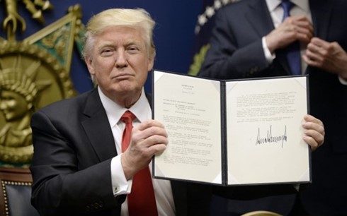 Tổng thống Mỹ Donald Trump cầm trên tay sắc lệnh ông đã ký tại Bộ Quốc phòng ở Virginia, ngày 27/1 2017. Ảnh: UPI.