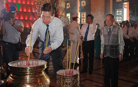 Nguyên Chủ tịch nước Nguyễn Minh Triết, nguyên Thủ tướng Phan Văn Khải thắp hương tưởng niệm những chiến sĩ hy sinh vì Tổ quốc.