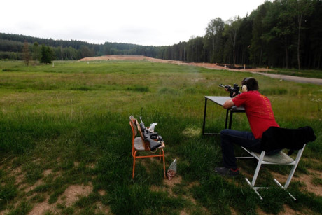 Jan Vurbs, 30 tuổi, khai hỏa 2 khẩu súng trường của mình tại một trường bắn trong rừng gần Visnova, cách thủ đô Praha 50km.