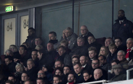 HLV Arsene Wenger tiếp tục ngồi trên khán đài vì án phạt cấm chỉ đạo 4 trận từ FA.