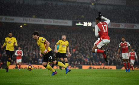 Arsenal nỗ lực hãm thành nhưng vấp phải sự chống trả quyết liệt từ Watford. Phút 58, Alex Iwobi ghi bàn rút ngắn tỷ số xuống còn 1-2 cho 