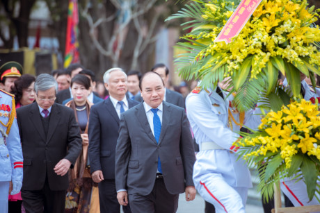 Thủ tướng Nguyễn Xuân Phúc cùng đại diện lãnh đạo các Bộ, ngành và thành phố Hà Nội tới dự và dâng hương kỷ niệm.
