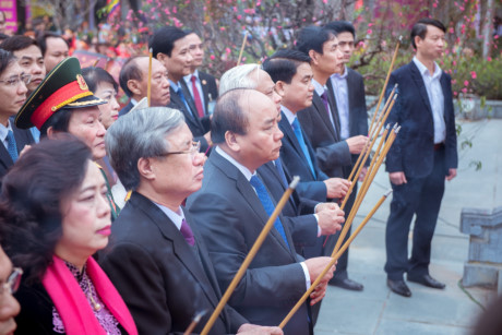 Thủ tướng Nguyễn Xuân Phúc dâng hương tại Lễ hội gò Đống Đa.