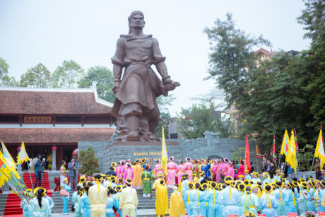 Các nghi lễ như rước kiệu, dâng hương tưởng niệm vua Quang Trung và Hoàng hậu Ngọc Hân… được tiến hành từ sớm. Sau đó là màn biểu diễn nghệ thuật, võ thuật đặc sắc, tái hiện trận đánh hào hùng năm xưa của Hoàng đế Quang Trung.