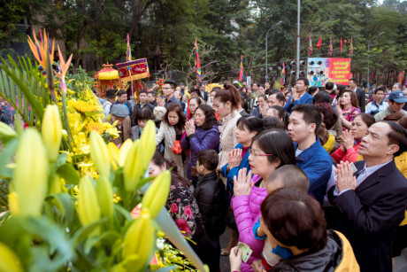 Người dân kính cẩn dâng hương tưởng niệm lên tượng đài Hoàng đế Quang Trung - Nguyễn Huệ.