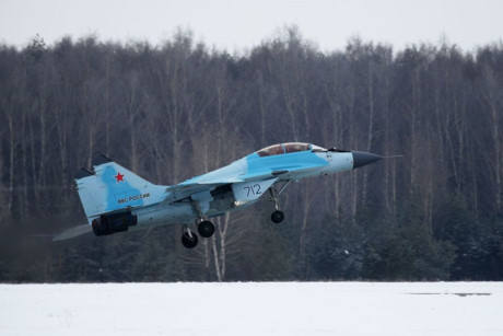 Tổng thống Nga Vladimir Putin đã trực tiếp theo dõi cuộc diễn tập máy bay Mig-35 và bày tỏ hy vọng sức mạnh Quân đội Nga 